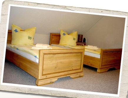 a picture of a bedroom with two beds with yellow pillows at Kieselwitzer Stübchen Bremsdorfer Weg 9 in Kieselwitz