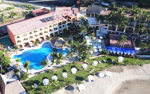 eine Luftansicht eines Hotels mit Pool in der Unterkunft La Quinta Gran Bahía, Cuastecomates - Todo Incluido in Cuastecomate