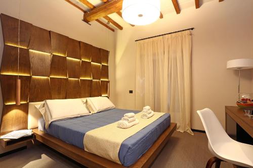 una camera con letto e testiera in legno di Unicum Vite a Roma