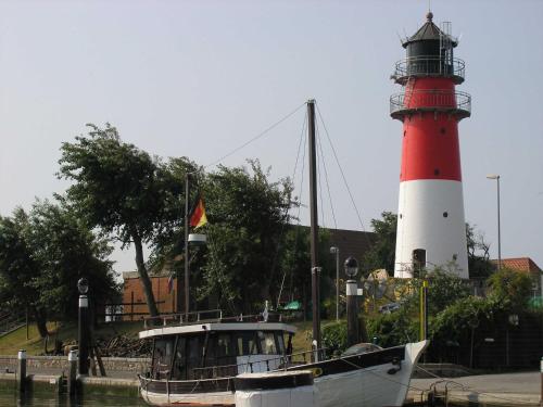 ビューズマー・ダイヒハウゼンにあるSchwalbennestの赤白の灯台前の船