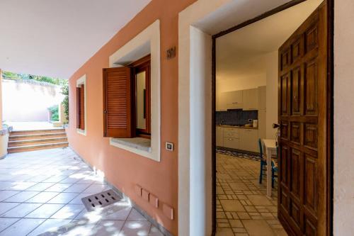 an open door of a house with a kitchen at casavacanza golfo aranci in Golfo Aranci