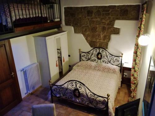 ein Schlafzimmer mit einem Bett in einem Zimmer in der Unterkunft La casa di Susanna in Viterbo