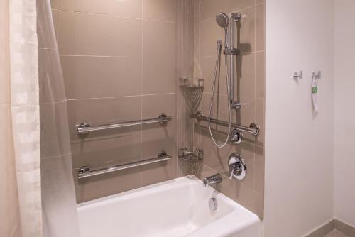 Koupelna v ubytování Hyatt House Raleigh/Rdu/Brier Creek