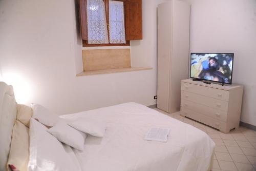 APARTMENT 8