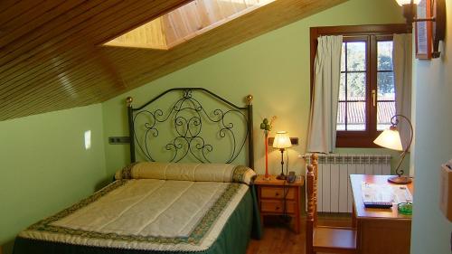 a bedroom with a bed in a green room at Hotel Virginia R.H. in Vinuesa