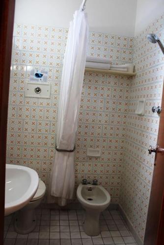 Un baño de Hotel Devon Rooms & Breakfast