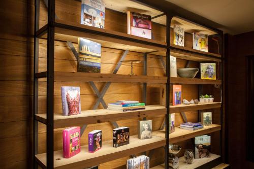 a book shelf filled with books in a room at 2122 Hotel Art Design in Punta del Este