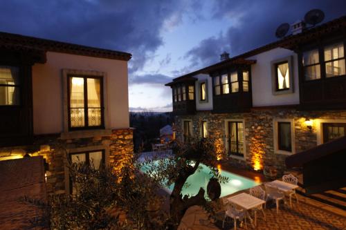 uma casa com piscina à noite em Akanthus Hotel Ephesus em Selçuk