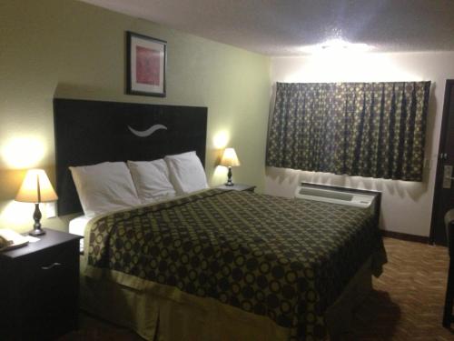 Кровать или кровати в номере Americas Best Value Inn Kansas City East - Independence