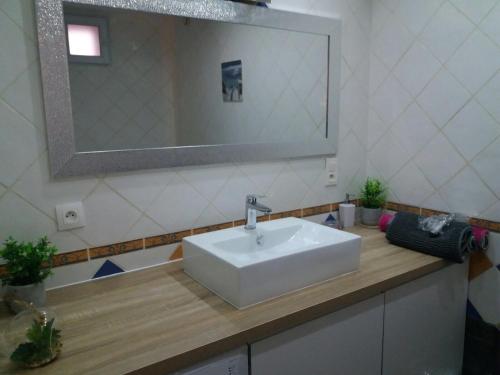Un baño con un lavabo blanco y un espejo. en cavaliere studio 2 pers, en Le Lavandou