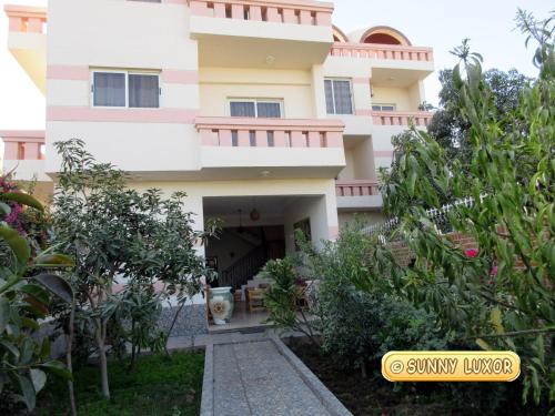een huis met een tuin ervoor bij Sunny Luxor in Luxor