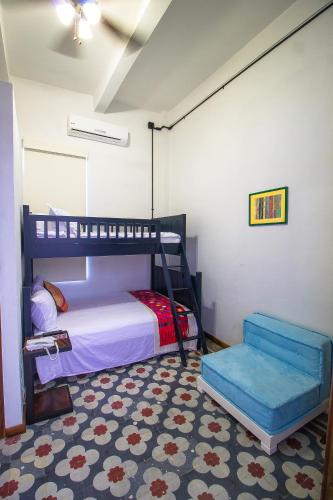 a bedroom with a bunk bed and a rug at Casa Meba Hotel Boutique in Tampico