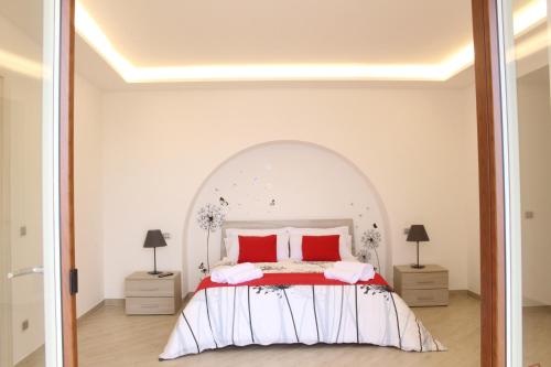 ein Schlafzimmer mit einem großen Bett mit roten Kissen in der Unterkunft MiraSorrento in Sorrent