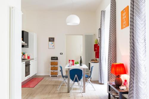 - une cuisine et une salle à manger avec une table et des chaises dans l'établissement Sixty One Luxury Room, à Rome