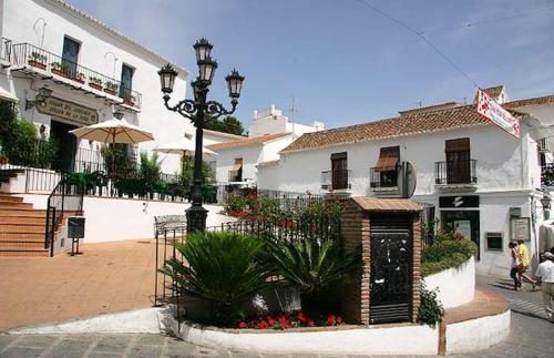 a building with a street light in front of it at Piso vacacional, Mijas Pueblo in Mijas