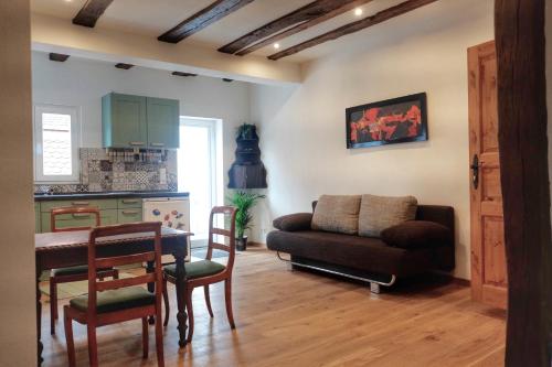 ein Wohnzimmer mit einem Tisch und einem Sofa in der Unterkunft Altstadt Blieskastel, Gerbergasse in Blieskastel
