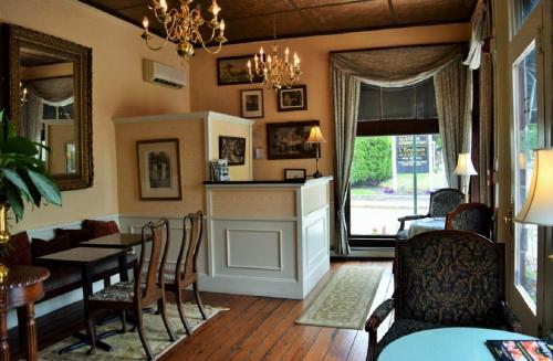 een eetkamer met een tafel en stoelen en een raam bij Inn on Bellevue in Newport