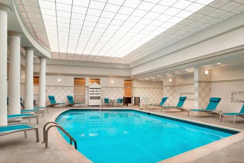 The swimming pool at or close to Radisson Hotel Cincinnati Riverfront