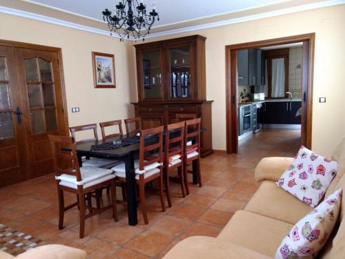 a kitchen and dining room with a table and chairs at Escapada Delux in Ossa de Montiel