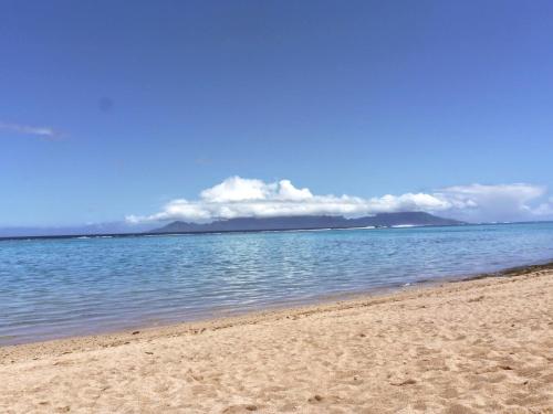 a sandy beach with a view of the ocean at Pension TE MITI - PLAGE-BEACH 200m - Mahana Parc & Vaiava Beach pk18 - B&B CHAMBRES ou DORTOIR in Punaauia