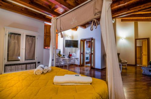 敘拉古的住宿－La Casa di Ilde al Duomo - Ortigia Holidays，一间带黄色床的卧室和一间客厅