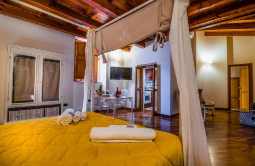 A bed or beds in a room at La Casa di Ilde al Duomo - Ortigia Holidays
