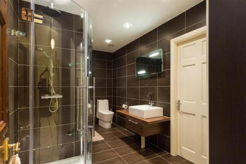 BurnesideにあるRichmondのバスルーム(シャワー、洗面台、トイレ付)