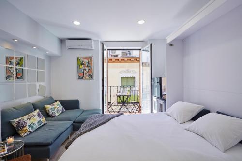 マドリードにあるLEEWAYS LOFT in SAN MARCOSのベッドルーム(大きな白いベッド1台、ソファ付)