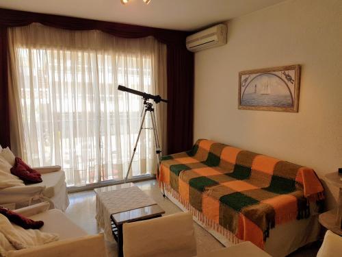 una sala de estar con un telescopio en DEPARTAMENTO CENTRO PENÍNSULA, en Punta del Este