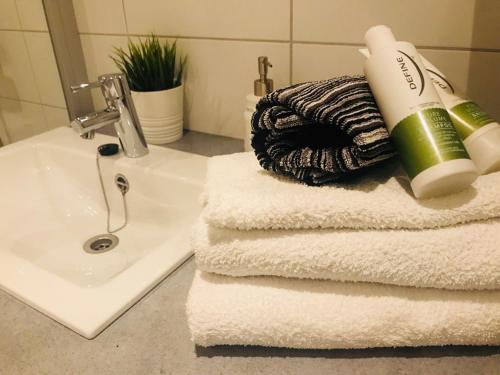 uma pilha de toalhas com um secador de cabelo em cima de um lavatório em Førde em Førde