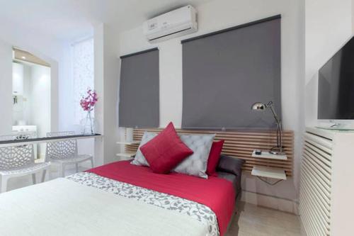 マドリードにあるEstudio en Calle Gravina - Chuecaのベッドルーム1室(赤毛布付きの大型ベッド1台付)