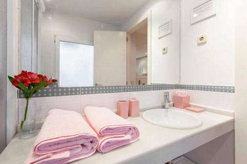 マドリードにあるEstudio en Calle Gravina - Chuecaのピンクのタオル、シンク、鏡付きのバスルーム