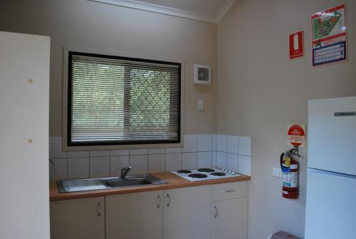 Una cocina o zona de cocina en Hidden Valley Holiday Park Darwin