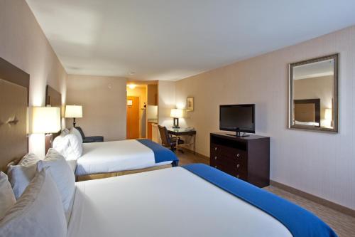 Giường trong phòng chung tại Holiday Inn Express Seattle - Sea-Tac Airport by IHG