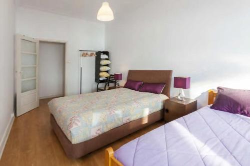 1 dormitorio con 2 camas y armario con lámpara en Apartment Cozy 4YOU, en Oporto