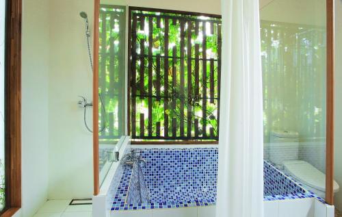 Kamar mandi di Hotel Puriartha Ubud - CHSE Certified