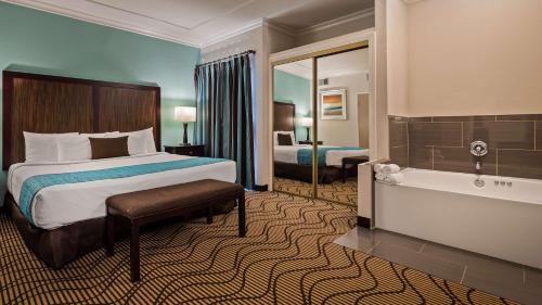 ein Hotelzimmer mit einem Bett und einer Badewanne in der Unterkunft Best Western Plus Irvine Spectrum Hotel in Lake Forest