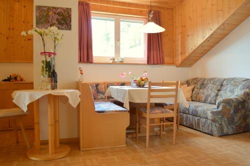 uma sala de estar com uma mesa e um sofá em Haus Hofer em Barbiano