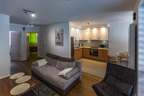Kuchyňa alebo kuchynka v ubytovaní "Rodzinny Apartament pod Śnieżką" na osiedlu "Apartamenty pod Śnieżką"