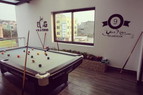 Meja biliard di Homestay Villa Full House