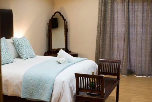 Кровать или кровати в номере The Graaff-Reinet Suites
