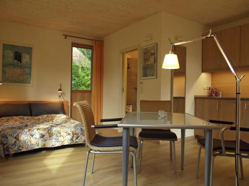 Habitación con mesa, sillas y cama en Tiny Guesthouse Kamptal, en Schonberg am Kamp
