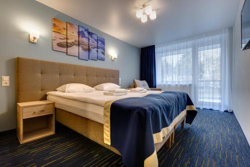 een hotelkamer met een bed en een raam bij Liivarand Hotel in Narva-Jõesuu
