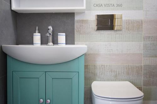 bagno con lavandino e servizi igienici di Casa Vista 360 a Karpathos