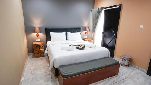 Una cama o camas en una habitación de Bintang Darmawan Villa (BDV)