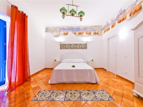 1 dormitorio con 1 cama en una habitación en Punta Sallustro Lipari, en Lipari