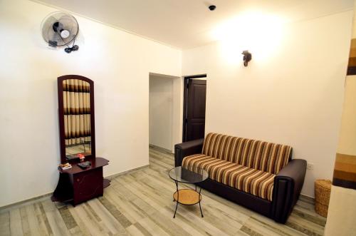 a living room with a couch and a table at Villa Pinnawala in Pinnawala
