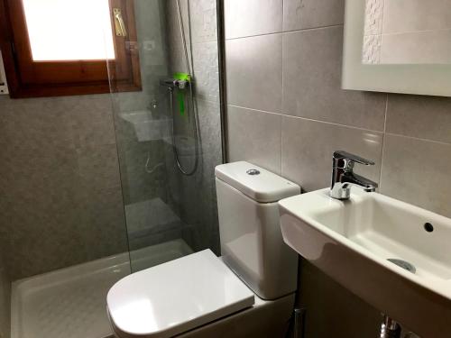 ミアミ・プラトーヤにあるMEDDAYS VILLA AURELIAのバスルーム(トイレ、洗面台、シャワー付)