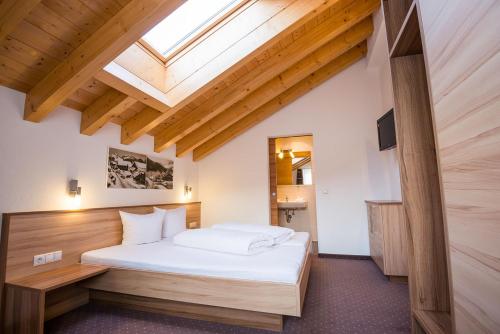 ein Schlafzimmer mit einem Bett und einem Dachfenster in der Unterkunft Appart's Platzl in Serfaus