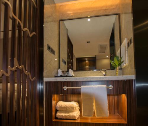 桂林的住宿－桂林戴斯酒店，浴室配有盥洗盆、镜子和毛巾